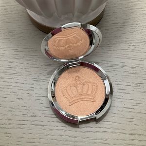 BECCA Royal Glow Highlighter